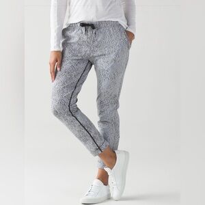 Lululemon | Jet Pant |‎ Power Luxtreme Spray Jacquard White Black | Size 2